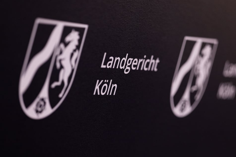 Das Landgericht Köln geht davon aus, dass eine 76-jährige Frau ihren an Demenz erkrankten 83 Jahre alten Ehemann erstochen haben soll.