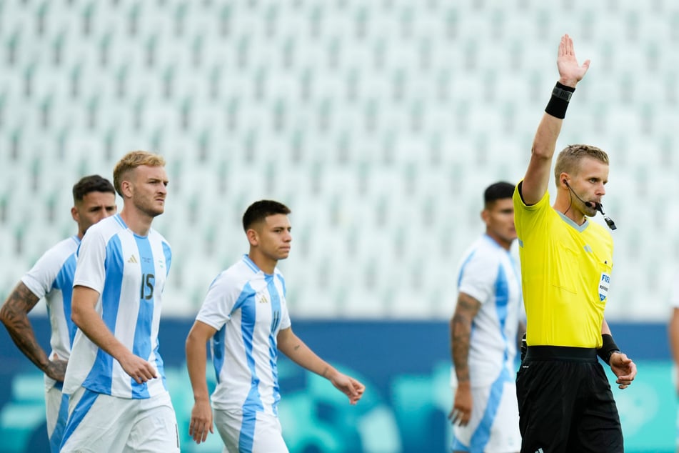 Fußball-Chaos bei Olympia: Tor fast 2 Stunden später aberkannt, dann müssen die Spieler nochmal ran