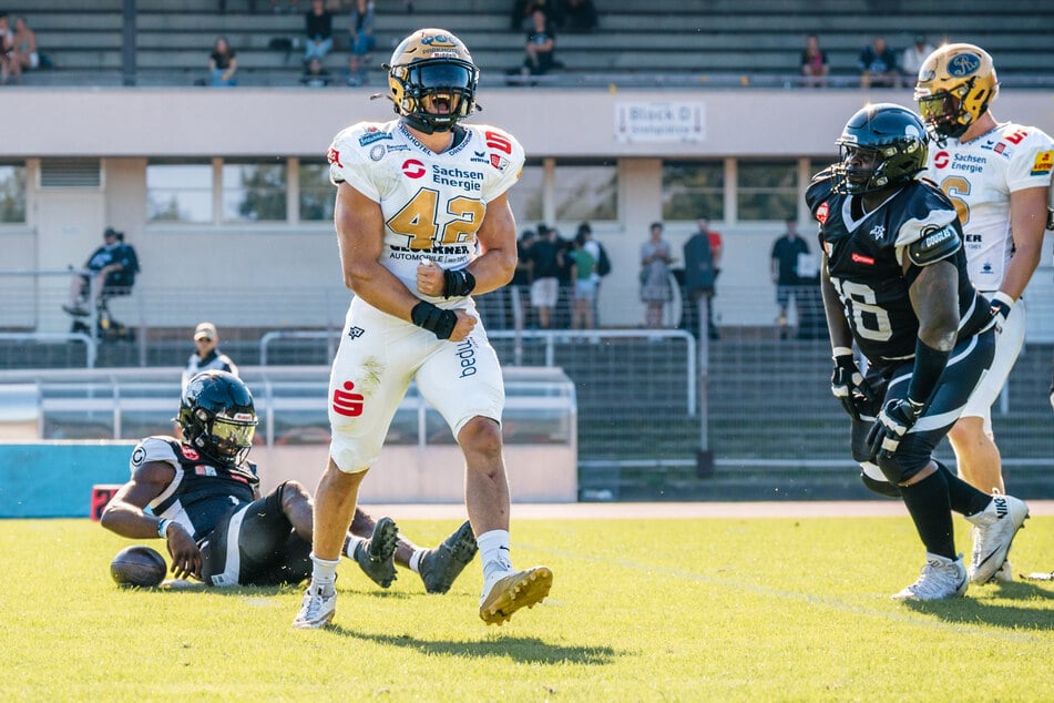Elian Canet (v.) brachte Berlins Quarterback (h.) gleich mehrfach zu Boden.