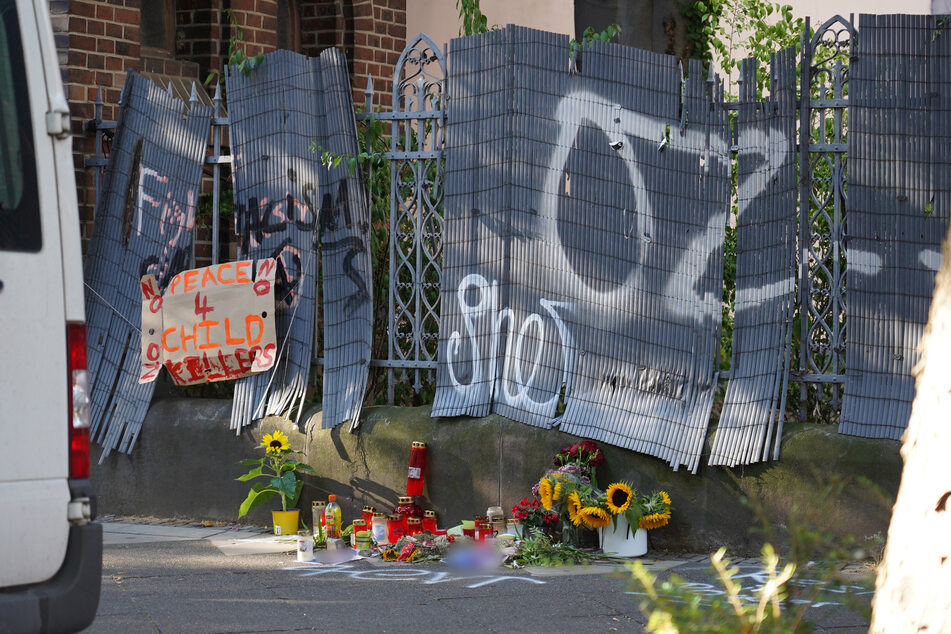 Blumen und Kerzen erinnern an den 16-Jährigen, der während eines Polizeieinsatzes erschossen worden war.
