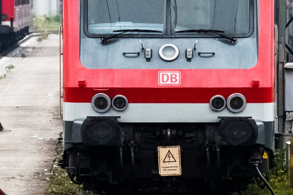 Der Zugführer einer Regionalbahn konnte es in München gerade noch verhindern, dass der Rentner von seiner Bahn erfasst wurde. (Symbolbild)