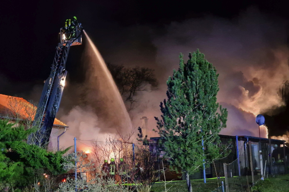 Die Feuerwehr konnte verhindern, dass die Flammen auf benachbarte Wohnhäuser überschlugen.