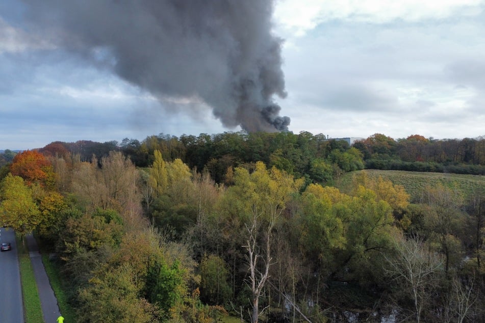 Die Rauchwolke war weithin sichtbar. Eine Warn-App riet Anwohnern unter anderem, Türen und Fenster geschlossen zu halten.