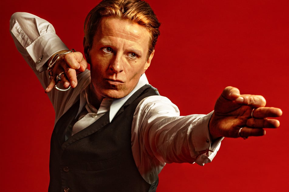Alexander Scheer wird als David Bowie dessen Lieder zum Besten geben.