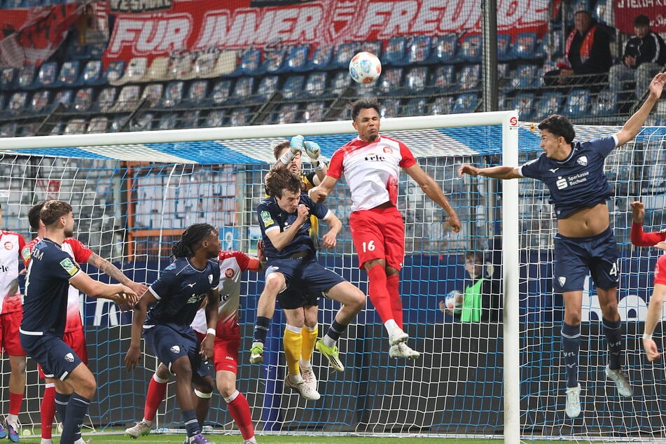 In der Rückrunde spielte Paul-Philipp Besong (2.v.r.) für den West-Regionalligisten Sportfreunde Siegen.