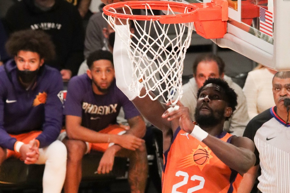 Suns center Deandre Ayton led his team with 24 points against the Warriors on Tuesday night.