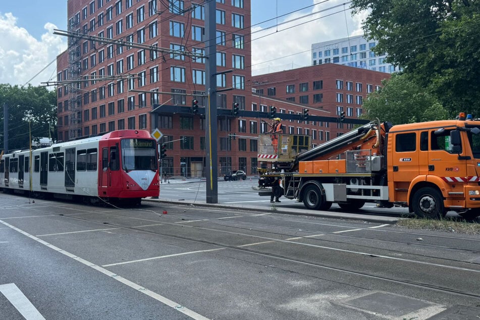 Auch die Oberleitung der Straßenbahnlinien 3 und 4 wurde wohl beschädigt.