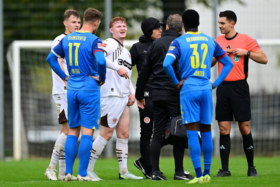 St. Paulis Mittelfeldspieler Robert Wagner (21, 3.v.l.) musste nach einer halben Stunde mit Oberschenkelproblemen vom Platz.