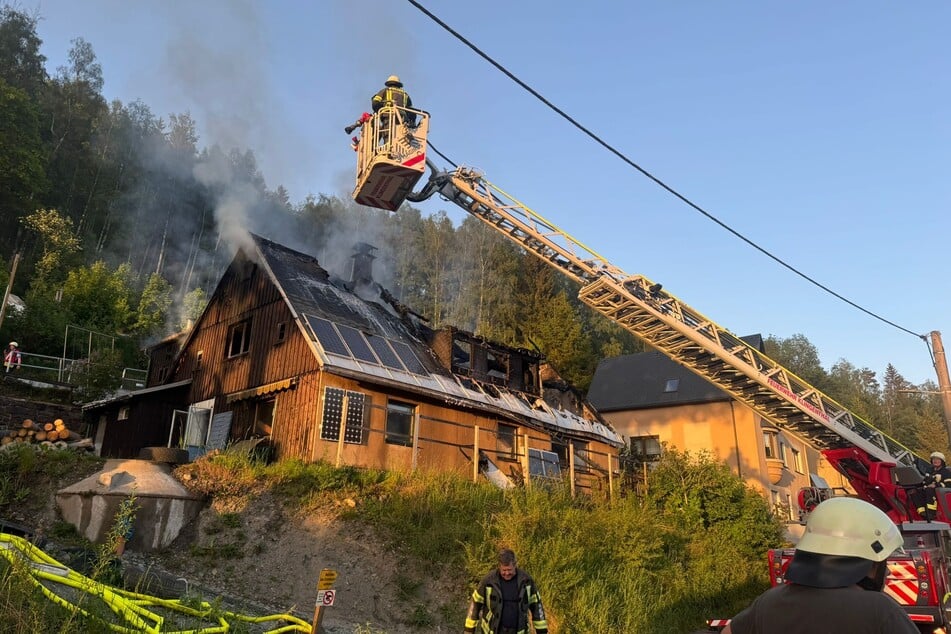 Verheerender Brand in Klingenthal (Vogtland): Am Dienstagnachmittag brannte eine Hütte komplett aus.