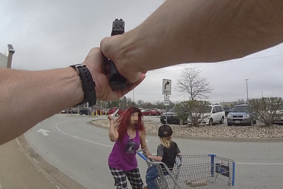 Als die Frau (31) mit dem Messer auf das Kind losging, mussten die Polizisten schießen.