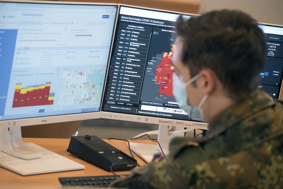 Soldaten erfassten Daten im Computer und ordneten Quarantänen an.