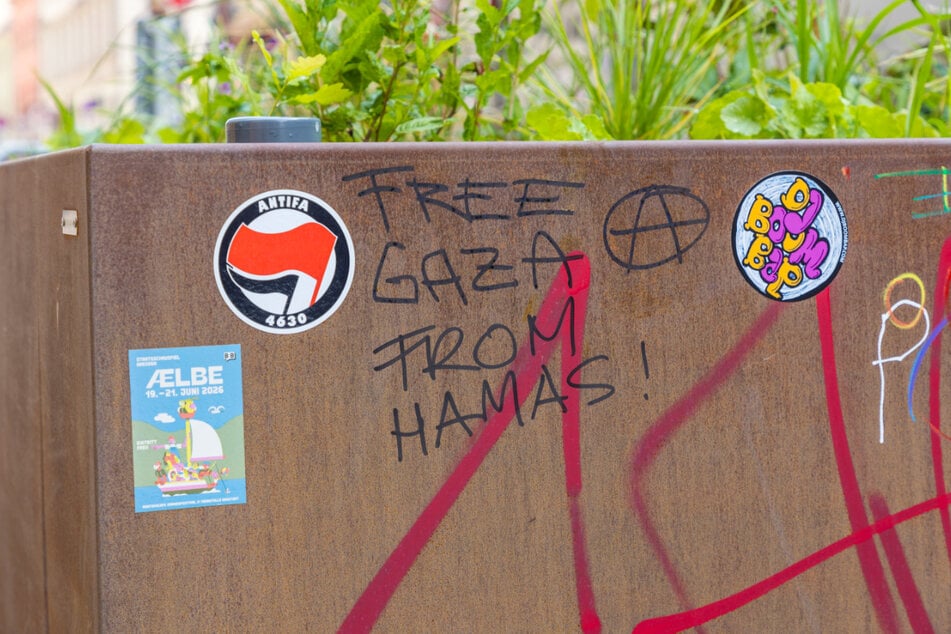 Gekritzel und Aufkleber sollen nicht entfernt werden.