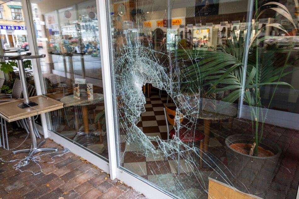 Zerstörungswut in der Wettinerstraße in Aue: Unbekannte demolierten die Scheibe eines Imbisses, erbeuteten Bargeld und Getränkedosen.