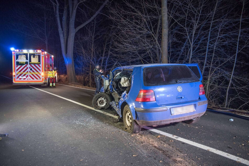 Rettungskräfte kümmerten sich nach dem Unfall um den VW-Fahrer.