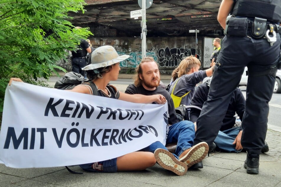 Mit Bannern mit der Aufschrift "Kein Profit mit Völkermord" versperrten die Aktivisten die Zufahrt zur Rheinmetall-Fabrik.