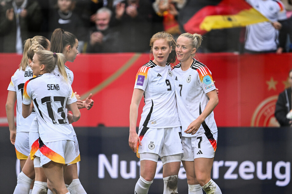 Lea Schüller (r.) brachte die DFB-Damen gegen Island schon nach wenigen Minuten in Front.