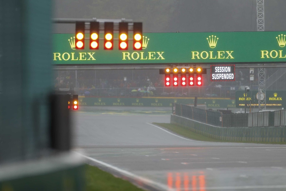 Alle Ampeln stehen auf der Rennstrecke auf Rot. Wegen Dauerregens ist der Start in Spa-Francorchamps verschoben.