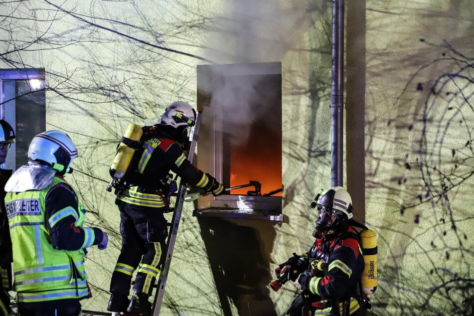 Rund zehn Anwohner retteten sich leicht verletzt aus dem brennenden Mehrfamilienhaus in Grünhain-Beierfeld.