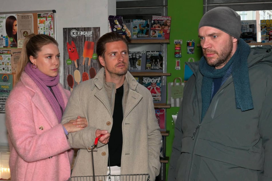 Jessica reagiert unterkühlt, als sie mit Philip (M.) zufällig Erik begegnet.