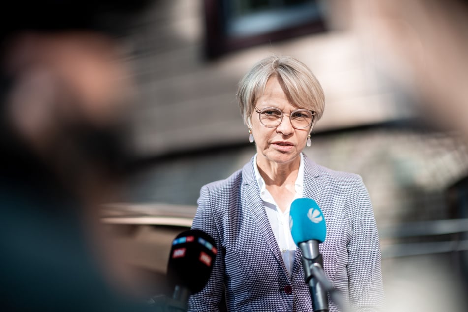 Schulministerin Feller gesteht Pikantes aus ihrer eigenen Schulzeit