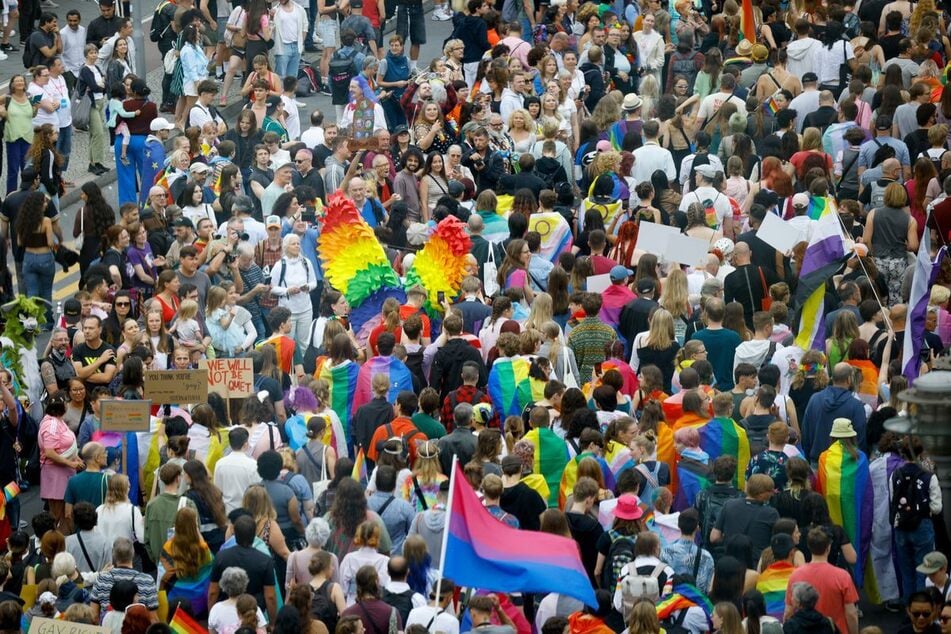 Mit einer großen Demonstration wird der Christopher Street Day in Berlin gefeiert. (Archivbild)