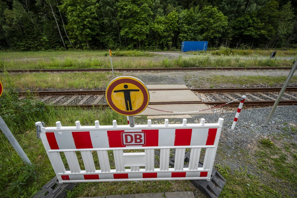 Die Bahn hatte den Zugang zum Gleis eher halbherzig abgesperrt.