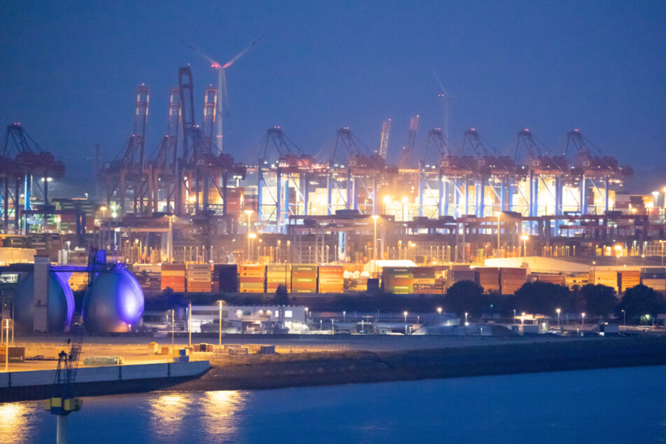 Der Hamburger Hafen ist durch Containerbrücken und zahlreiche Terminals geprägt.