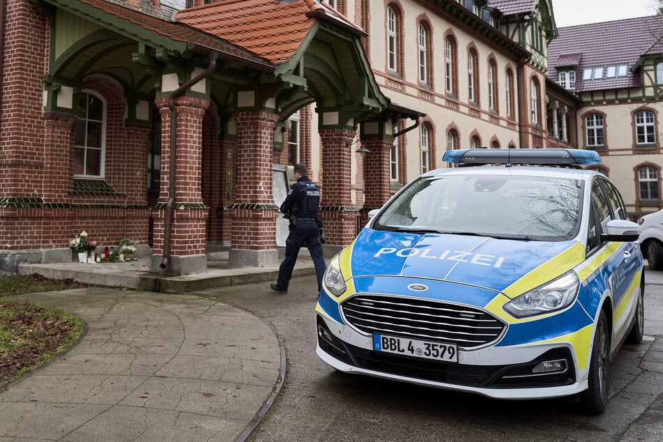Am Tatort legten Anwohner damals Blumen nieder.