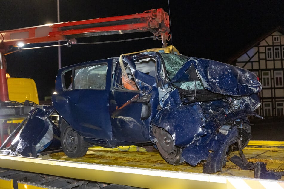 Der Fahrer war in seinem Auto eingeklemmt.