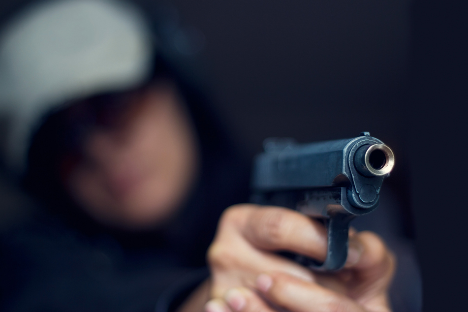 Der 34-Jährige hielt den erschrockenen Fahrzeughalter mit einer Pistole in Schach. (Symbolbild)