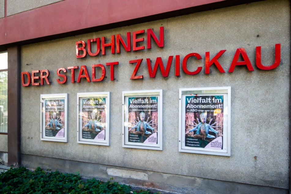 Erst im Sommer hatte das Theater der Kommunalpolitik 25.000 Unterschriften zum Erhalt der Bühnen überreicht.