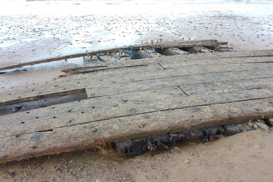 Die Wrackteile scheinen sehr alt zu sein. Massive Holzpflöcke halten die Planken zusammen.