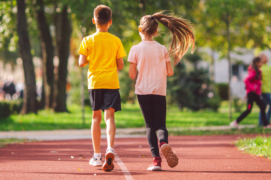 Sport an der frischen Luft tut gut. Kinder lernen dabei neue Bewegungsabläufe kennen.