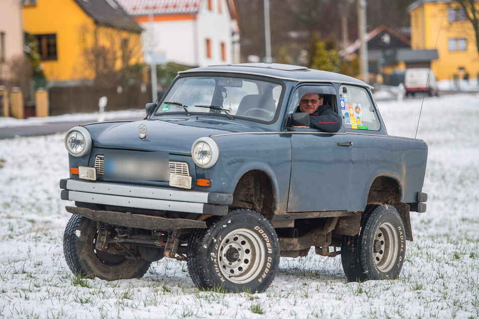 Heiko Martin (48) aus Neukirchen in seinem selbst gebauten Geländewagen mit Trabant-Karosserie.