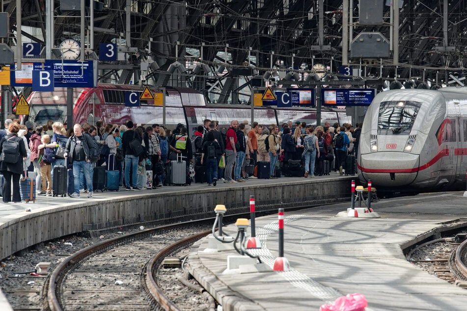 Durch die Ausfälle der Züge und Sperrungen der Gleise könnte es zwischenzeitlich wieder zu hohem Betrieb in den Bahnen kommen. (Archivbild)