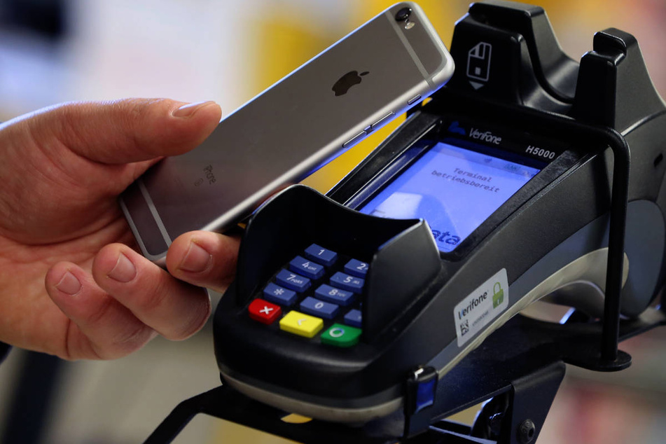 Wenn die Betrüger Bankdaten und eine autorisierte TAN ihrer Opfer besitzen, können sie eine digitale Zahlungskarte zum kontaktlosen Bezahlen freigeben. (Symbolbild)