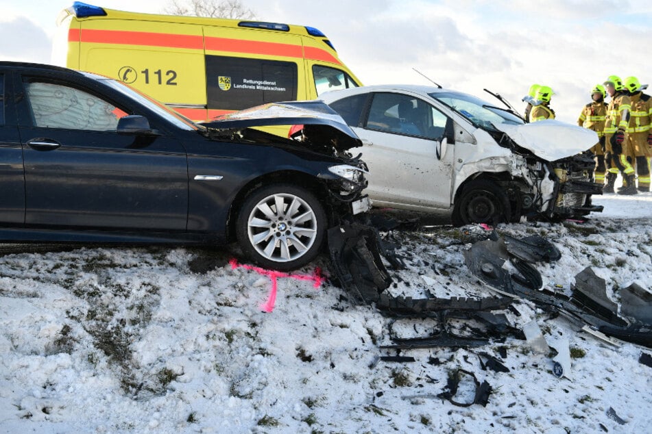 An beiden Autos entstand ein hoher Sachschaden.