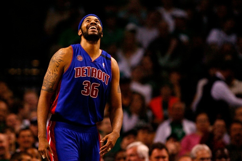 NBA champion Rasheed Wallace smiling at the scoreboard in a game in the 2008 Eastern Conference Finals.