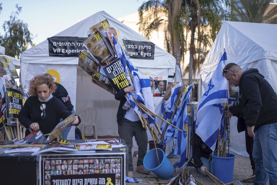 Auf dem sogenannten "Geiselplatz" in Tel Aviv bereiten Israelis die Ankunft weiterer freigelassener Geiseln vor.