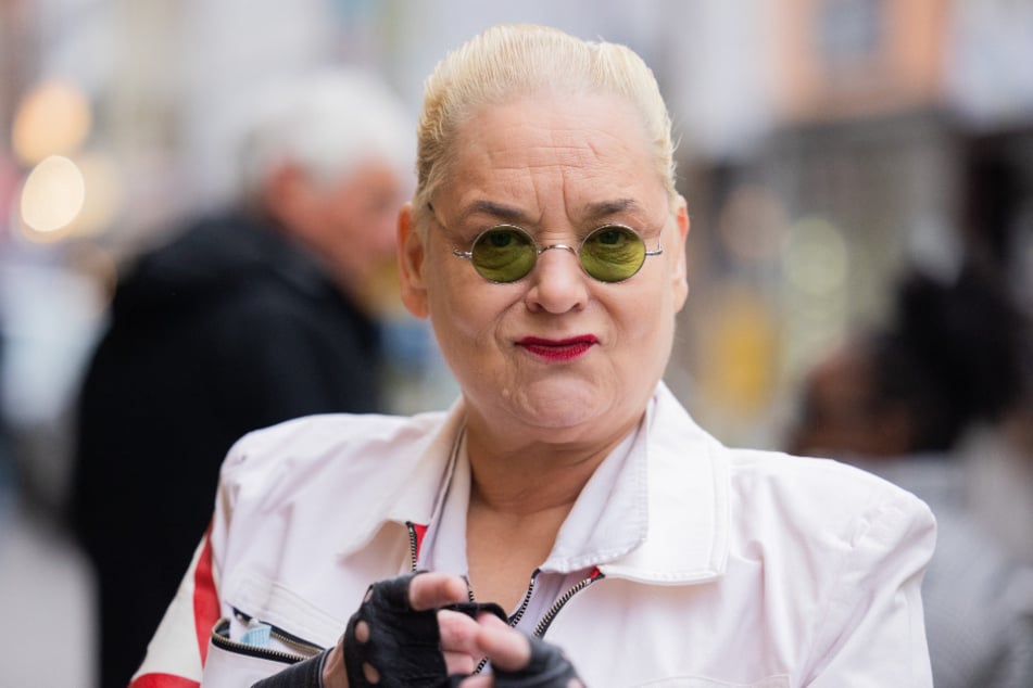 Mittlerweile hat die 67-Jährige ihren eigenen Podcast gestartet und geht jeden Freitag auf Sendung.