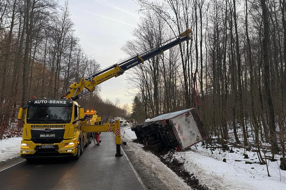 Ein Abschleppdienst kümmerte sich um die Bergung des Lkws.