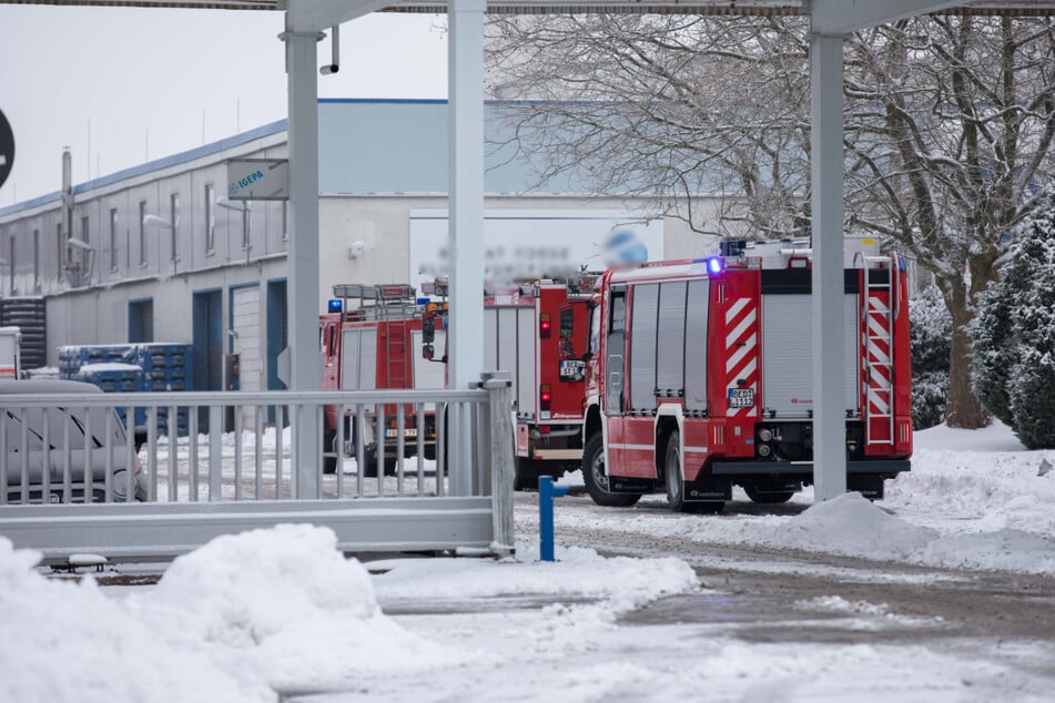 Die Feuerwehr musste in Brand-Erbisdorf eine brennende Maschine in einer Firmenhalle löschen.