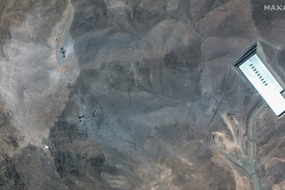 Dieses Satellitenbild zeigt eine Nahaufnahme von Kratern und Asche auf einem Hügel bei der Anreicherungsanlage Fordo im Iran nach den US-Angriffen.