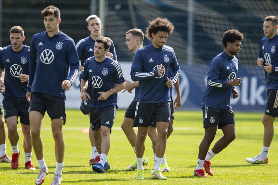 Im Abschlusstraining vor der Abreise nach Island war Leroy Sané (25, 3.v.r.) mit von der Partie, ist am Mittwochabend einsatzfähig.
