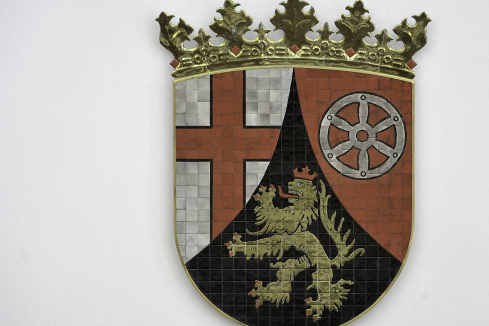 Das Landeswappen des 1946 entstandenen Bundeslandes Rheinland-Pfalz zeigt die Symbole der früheren Kurfürstentümer Trier, Mainz und Pfalz.