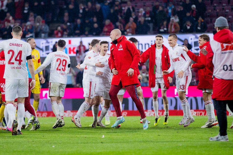 Die Spieler des 1. FC Köln freuen sich nach dem Abpfiff über die ersten drei Punkte nach zuvor sechs sieglosen Spielen.