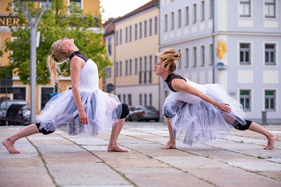 Zum Fest: Die Choreografinnen Anne Dietrich und Jana Schmück von tanzART stellen ihre Performance "Metamorphose" vor.