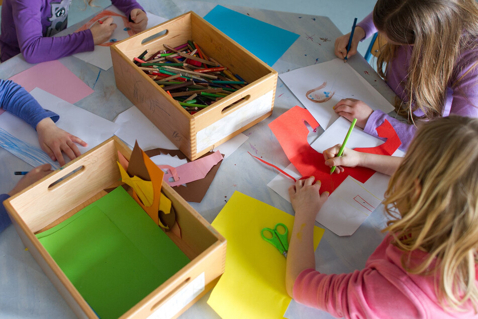 Nach bisherigen Erkenntnissen wurden bei dem Einsatz weder Kinder noch Erzieherinnen verletzt. Die Polizei bedauert den Vorfall. (Symbolfoto)