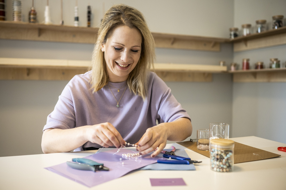Was sie kann, kön­nen bald auch an­de­re: Jen­ni­fer Foll­mann (35) lehrt in ih­rem "Per­len­la­bor" in Chemnitz, wie man edle Schmuck­stü­cke her­stellt.