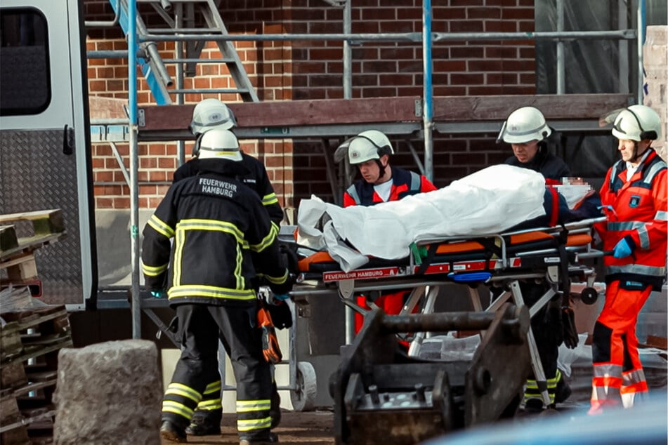 Der schwer verletzte Mann wurde von den Einsatzkräften stabilisiert und in ein Krankenhaus gebracht.